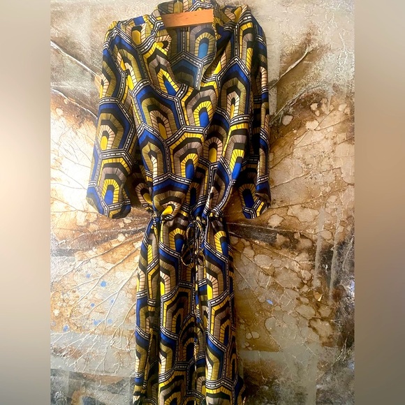 Beautiful Printed Shirt Dress. Size medium. Brand Avirate - Picture 2 of 5